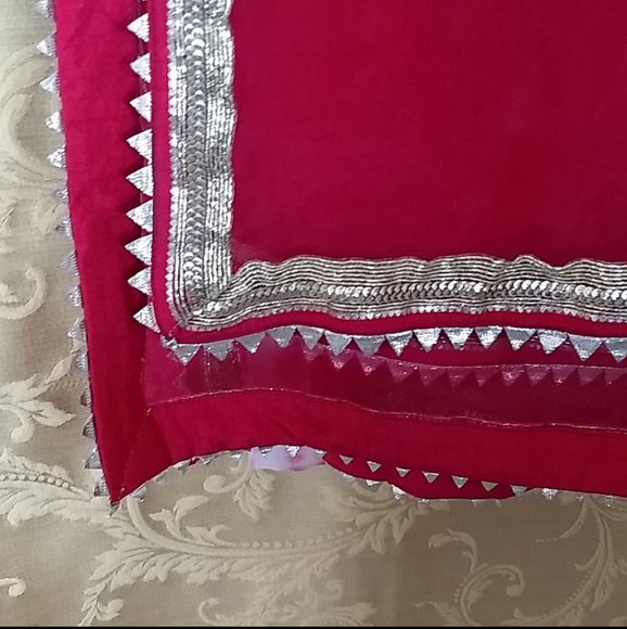 Dupatta with gold trim - Picture 4 of 6